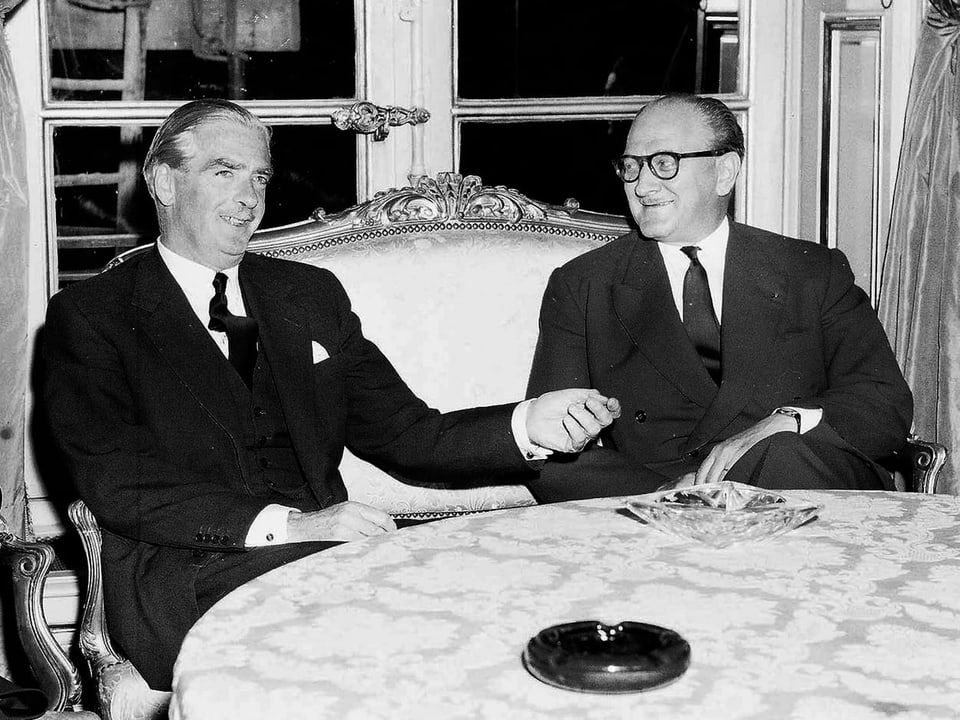 Zu sehen sind die ehemaligen britischen (links im Bild) und französischen Premierminister Anthony Eden und Guy Mollet. 