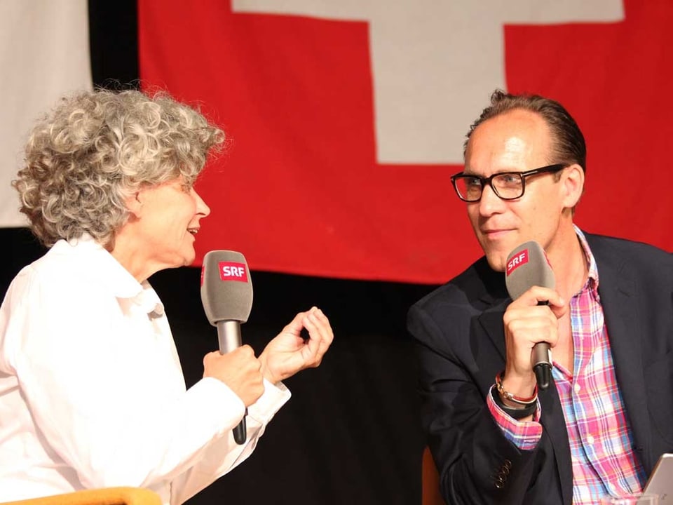 Elsbeth Flüeler und Christian Zeugin im Gespräch auf der Bühne.