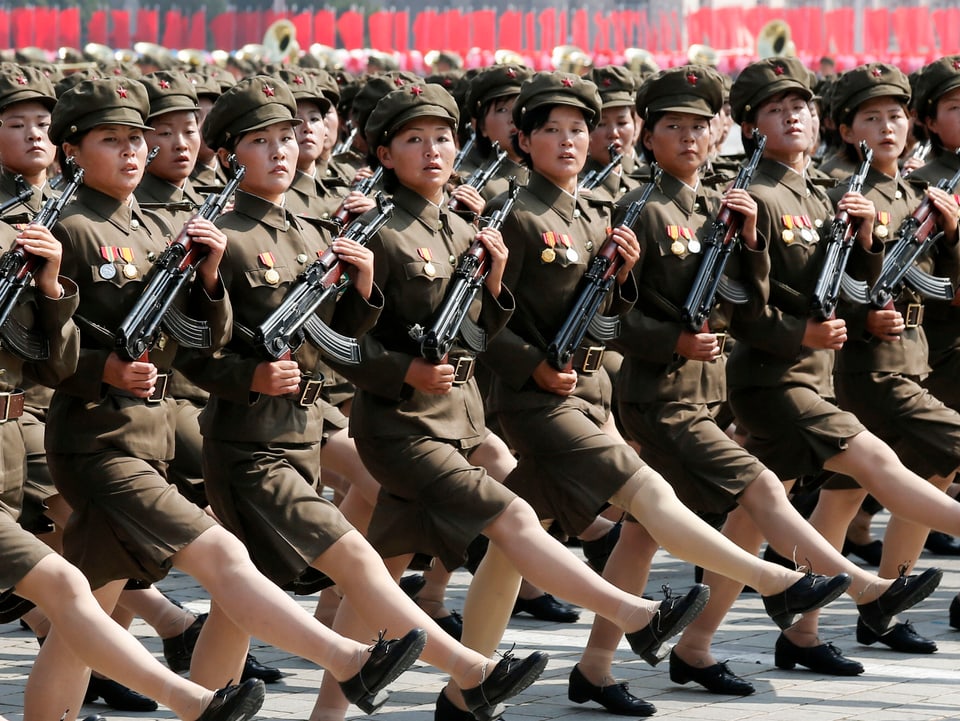 Frauen mit Stechschritt an Militärparade