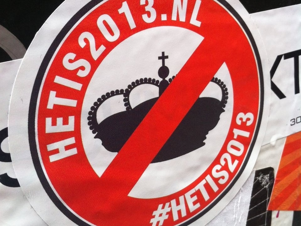 Ein Sticker mit einer durchstrichenen Krone und dem Spruch «Het is 2013» (deutsch: «Es ist 2013»)