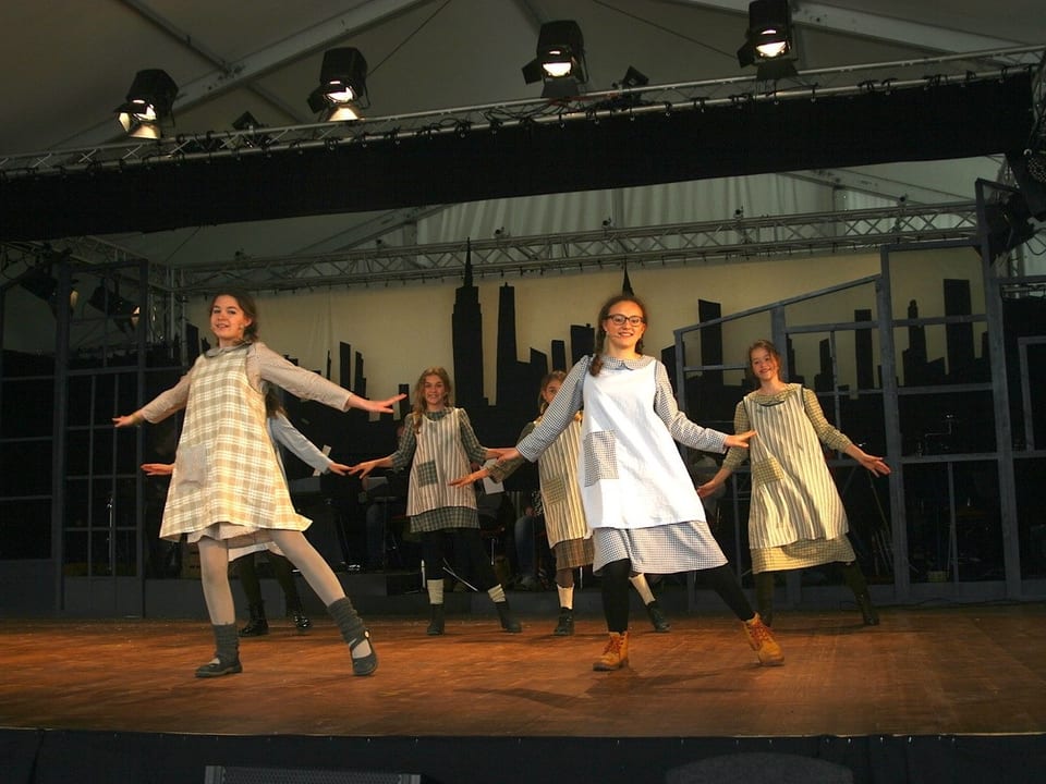 Mädchen tanzen auf der Bühne