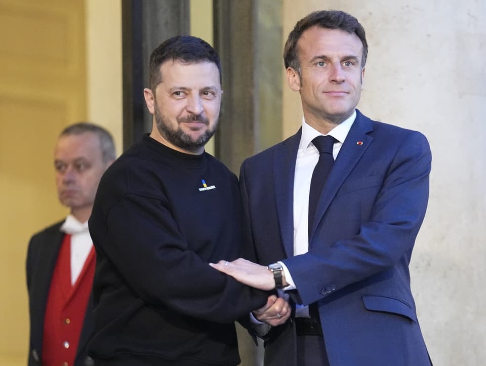 Macron und Selenski halten ihre Hände