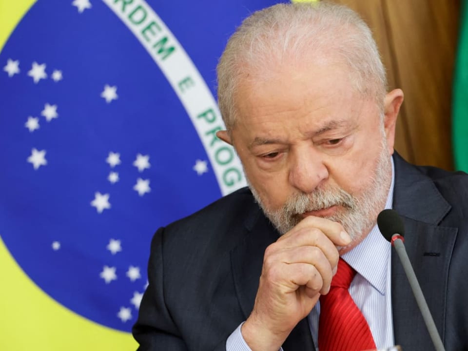 Der brasilianische Präsident Lula Inácio da Silva vor einer brasilianischen Flagge im Hintergrund.