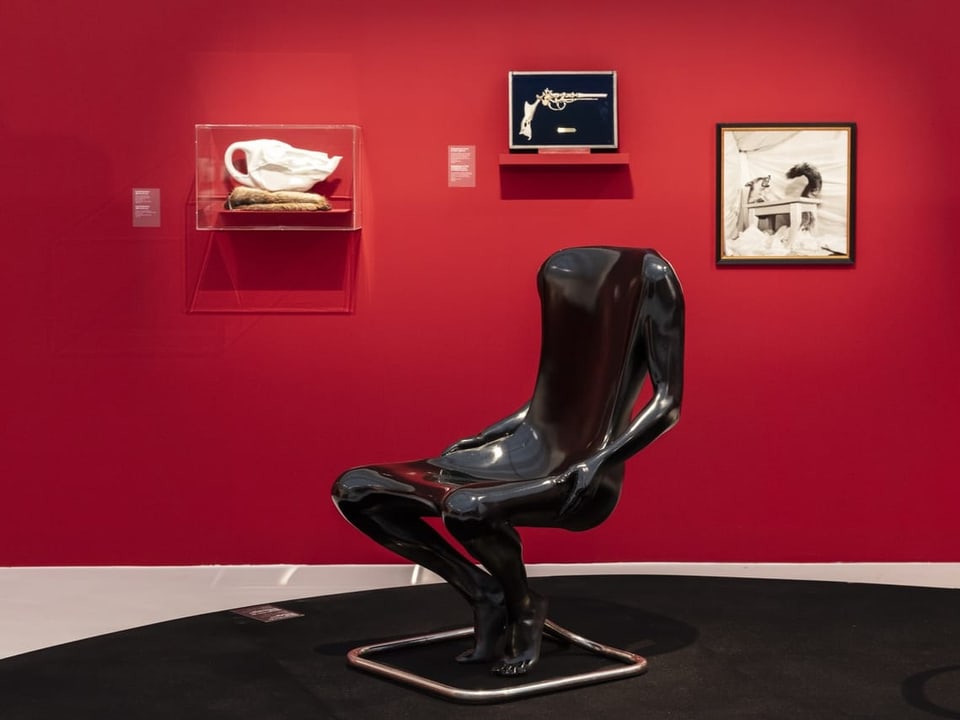 Ein schwarz glänzender Stuhl in Form einer Skulptur.