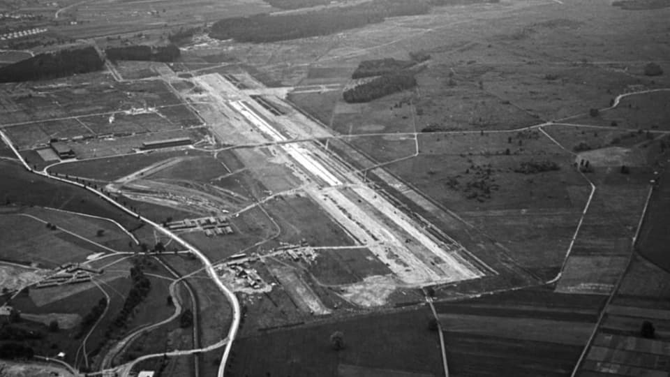 Schwarz Weiss Bild von der Baustelle des Flughafens Zürich in 1946