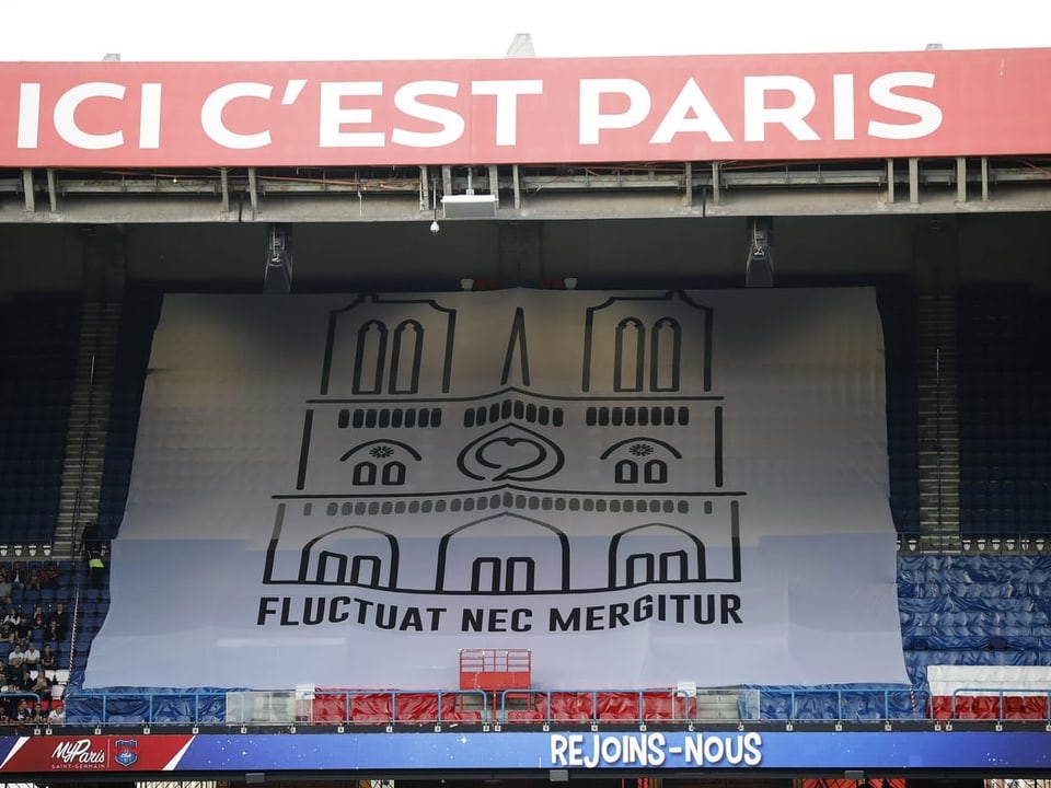 Die PSG-Fans widmen ihrer Stadt ein Transparent auf dem steht: «Sie schwankt, aber fällt nicht».