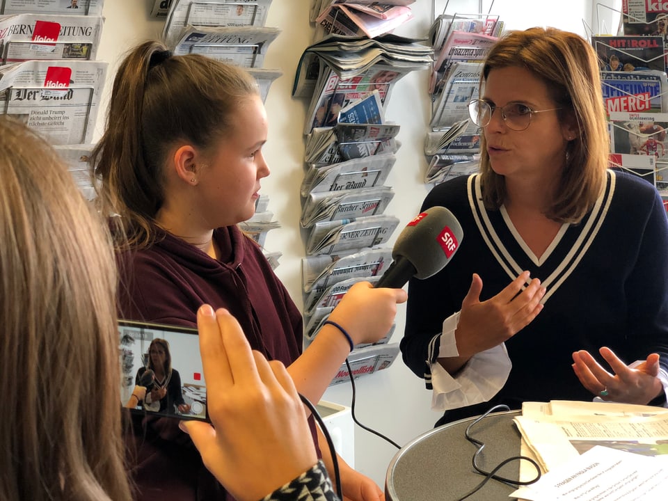 Ein Mädchen mit Mikrofon interviewt Susan Schwaller. Ein weiteres Mädchen filmt das Interview