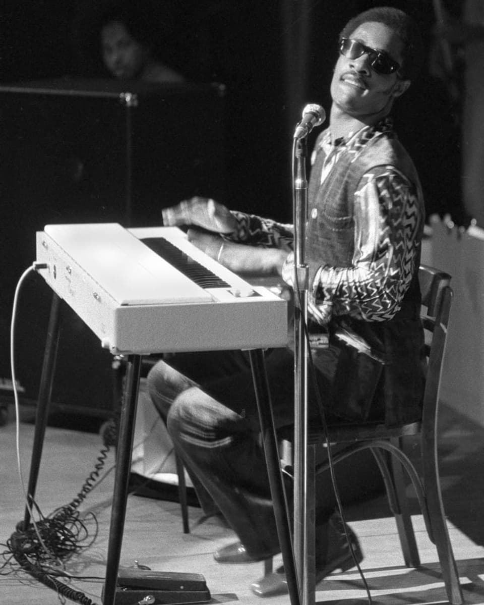Stevie Wonder in jungen Jahren am Keyboard bei einem Auftritt. 