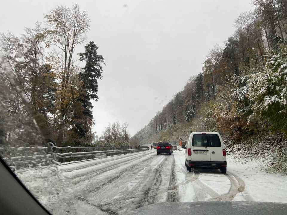 Passwang/SO Schneebedeckte Strasse.