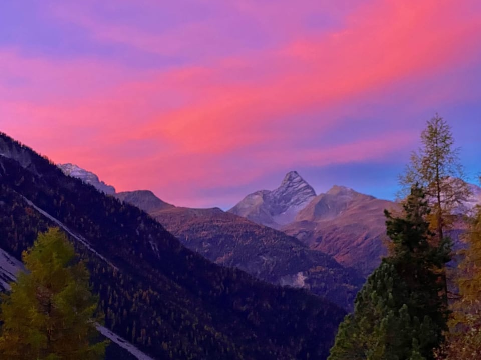 Zwischen Wiesen und Schmitten GR Roter Himmel und tolle Wolkenformation.