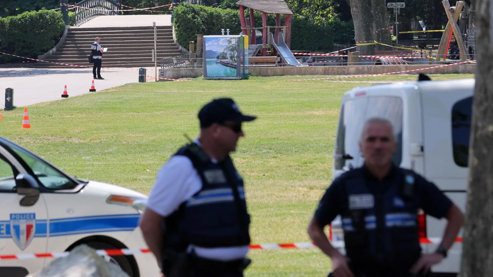 Spielplatz nahe Gewässer