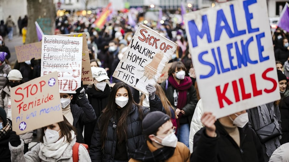 Hunderte Menschen demonstrieren in Zürich gegen Gewalt an Frauen.