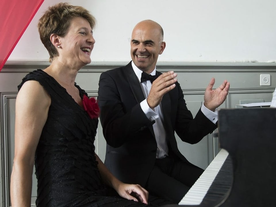 Simonetta Sommaruga und Alain Berset gemeinsam an einem Klavier