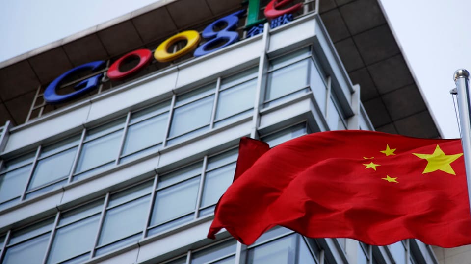 Chinesische Flagge vor einem Google-Gebäude