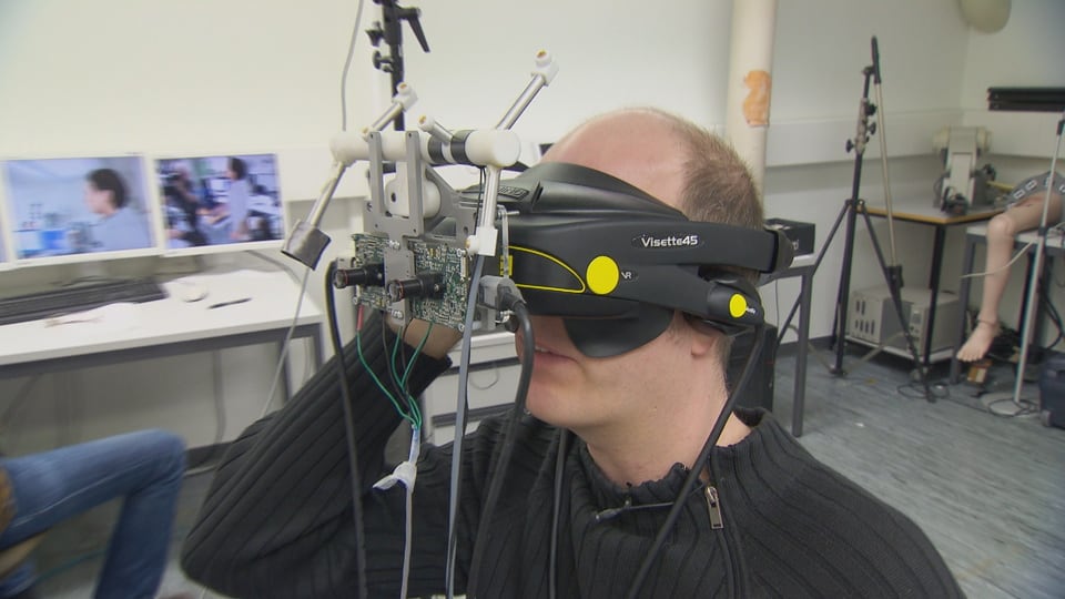 Ein Mann testet eine Virtual-Reality-Brille.