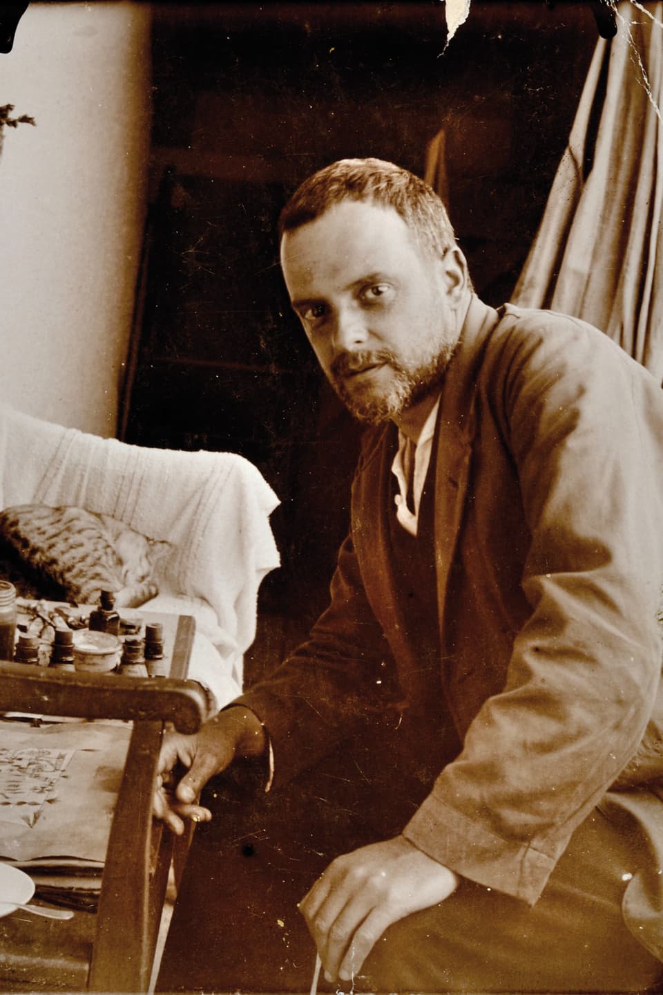 Schwarzweiss-Porträt von Paul Klee bei der Arbeit.