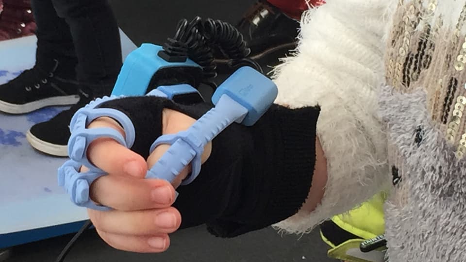 Kinderhand mit Sensoren