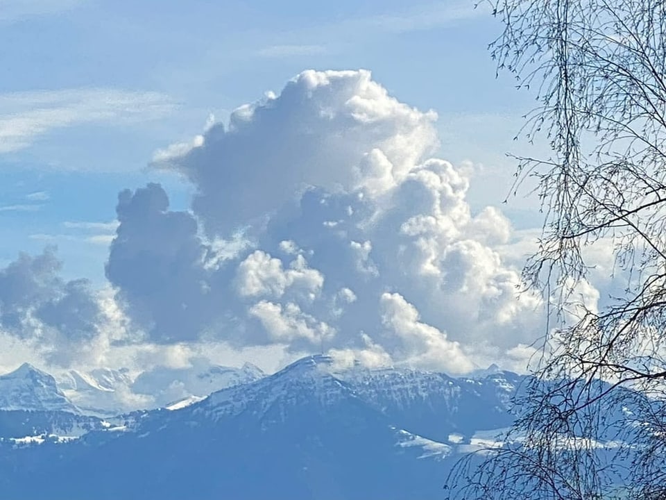 Quellwolke über einem Berg