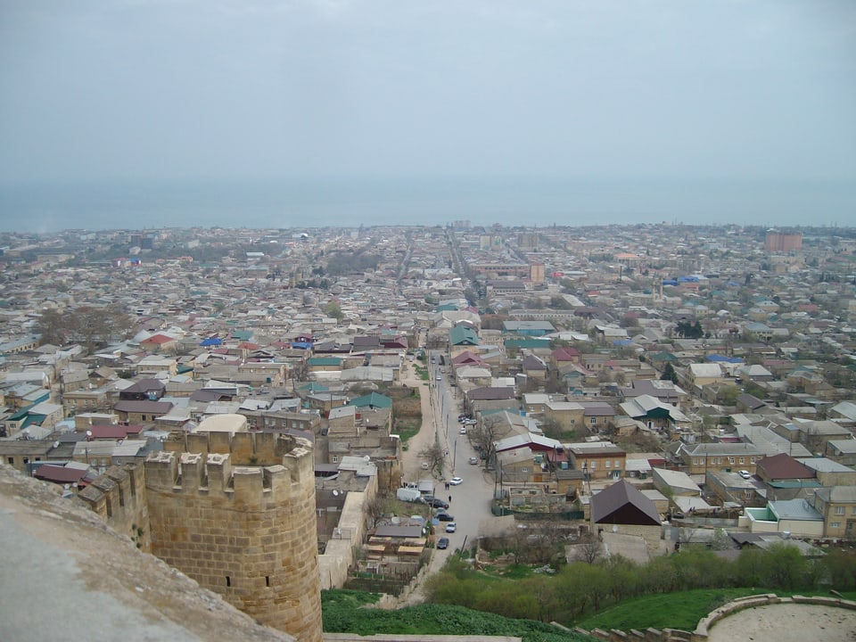 Blick von der berühmten Festung in Derbent über die Stadt und das Kaspische Meer.