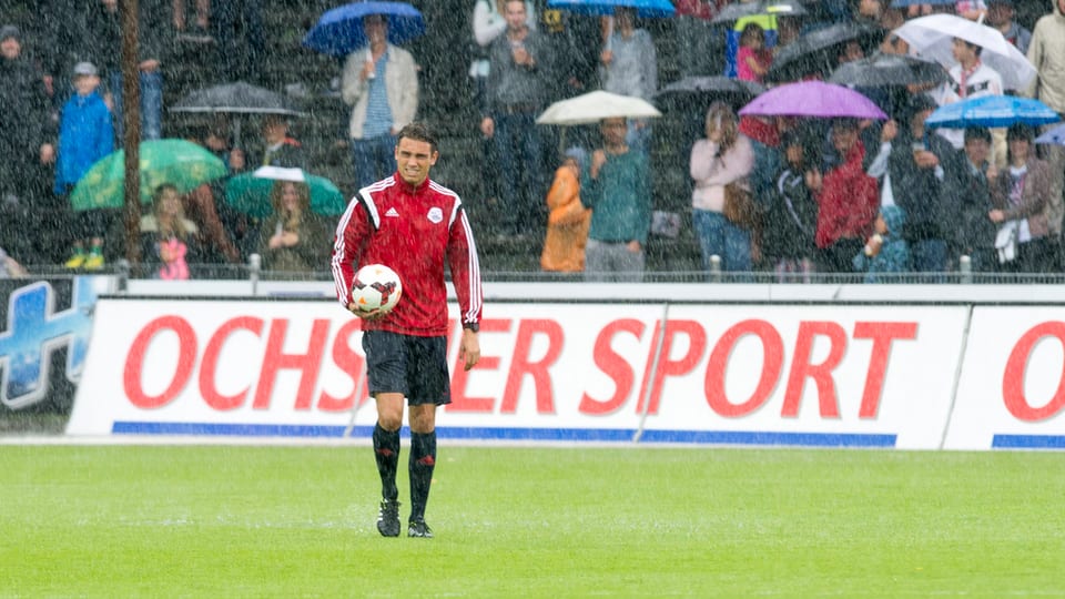 Fussballspieler des FC Aarau im Regen