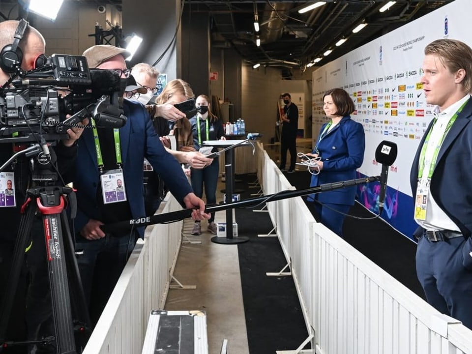Welche Frage stellen Sie unseren SRF-Protagonisten? Interviewsituation in Helsinki.