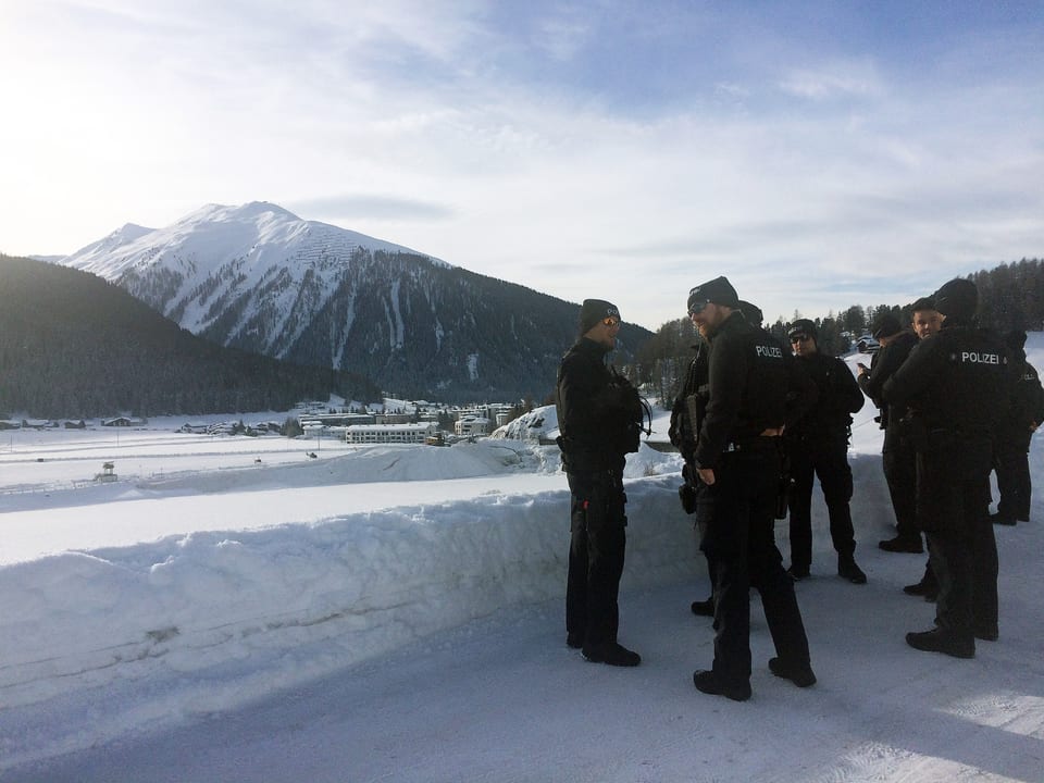 Polizisten vor der Ankunft von Donald Trump in Davos.