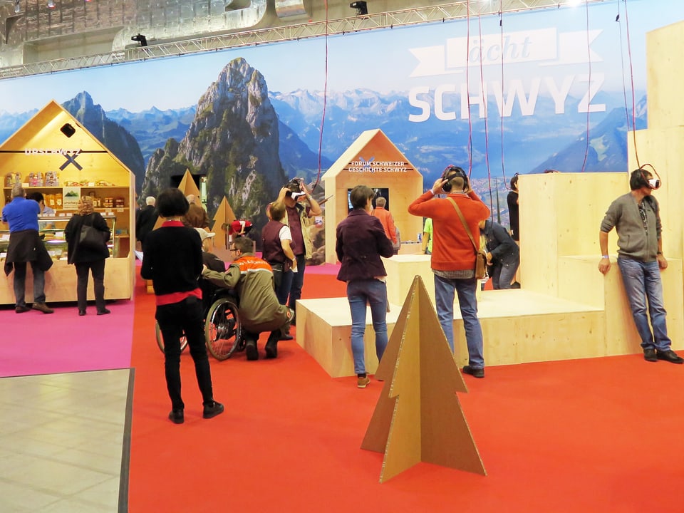 Eine Gruppe von Menschen besucht die Sonderausstellung des Kantons Schwyz an der Luzerner Erlebnismesse Luga.