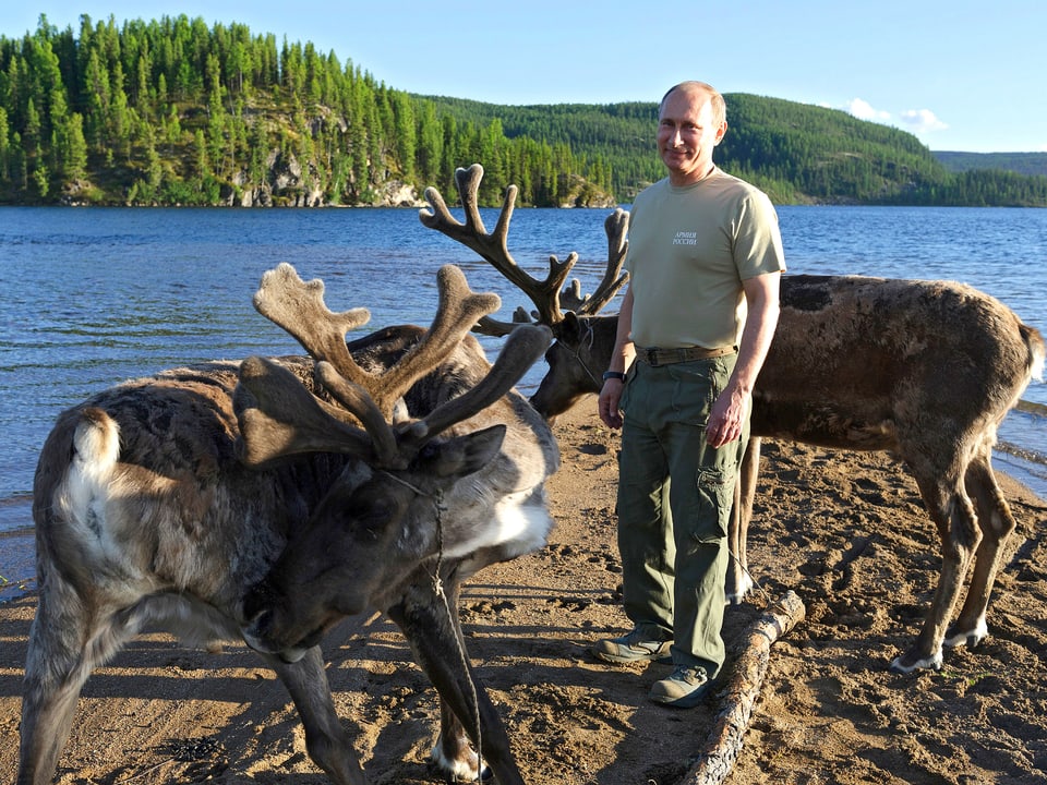 Putin am Ufer eines Sees mit zwei Elchen. (26.6.13)