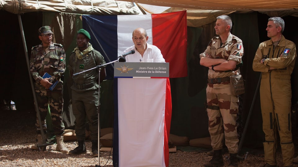 Verteidigungsminister Jean-Yves Le Drian bei einem Truppenbesuch in Mali.