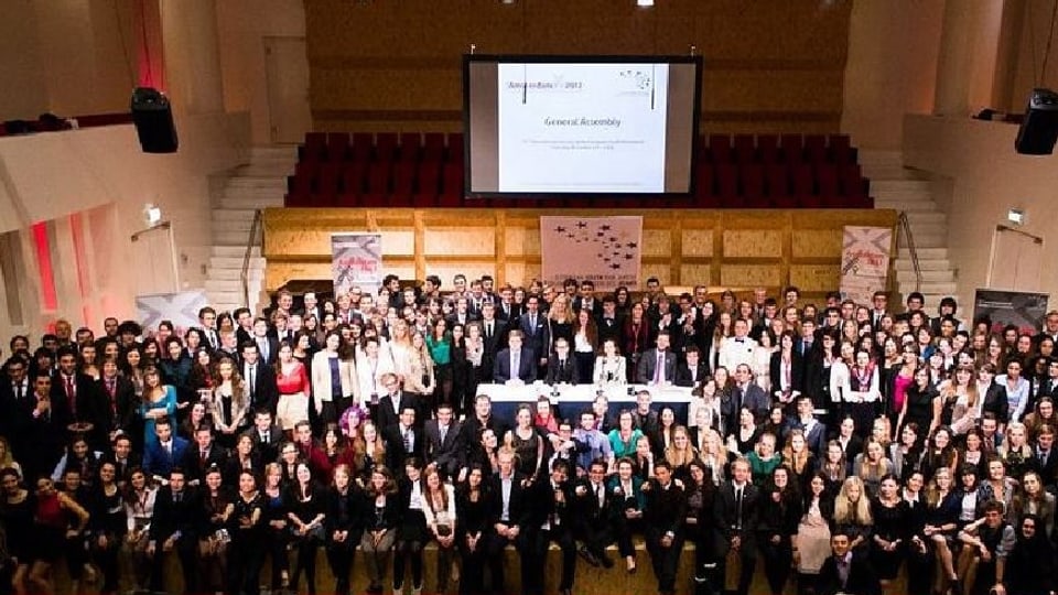 Beim Europäischen Jugendparlament simulieren junge Menschen ein richtiges Parlament. 