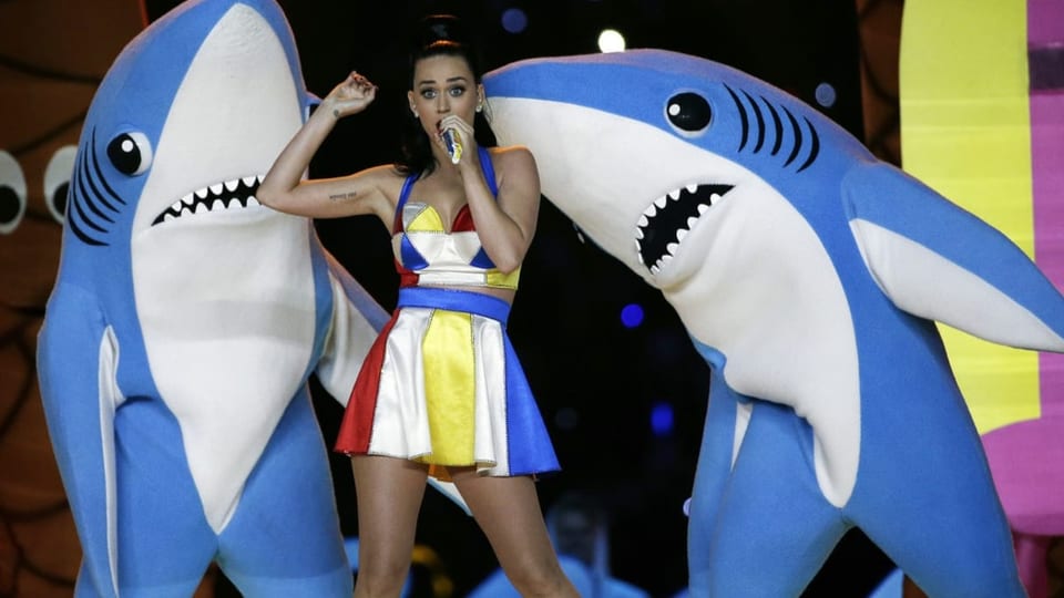 Katy Perry singt mit zwei tanzenden Haien