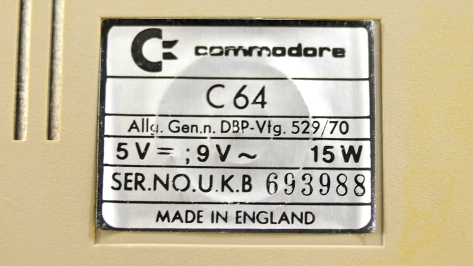 Die silbrig glänzende Seriennummer auf der Rückseite eines Commodore 64.