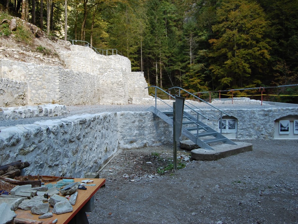 Die sanierten Mauerreste des hinteren Weissenburgbades.