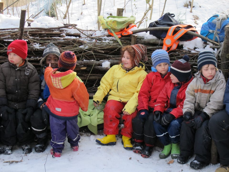 Kindergartenkinder sitzen im Kreis