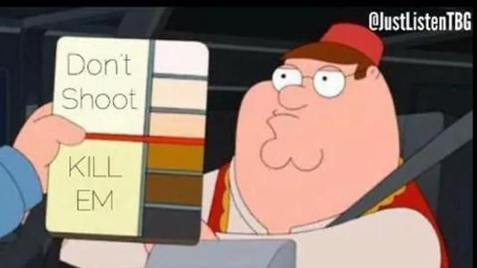 Ein Polizisten hält eine Tabelle mit verschiedenen Hautfarben neben das Gesicht eines Lenkers. Bei den hellen Farben steht «nicht schiessen», bei den dunklen «bring sie um».
