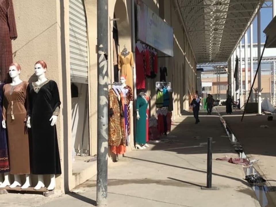Ladenzeile in Mosul mit Schaufensterpuppen