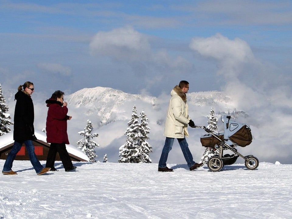 Winterlandschaft menschen spazieren mit Kinderwagen