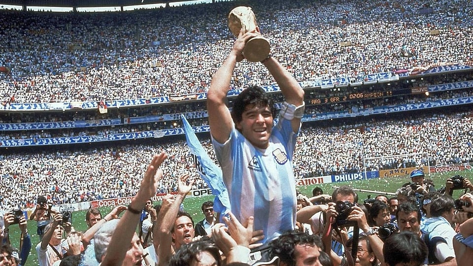 Auf dem Höhepunkt: Maradona mit dem Weltmeisterpokal 1986.