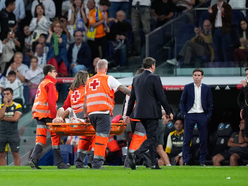 Dani Carvajal deverá ser transportado do campo em uma maca.