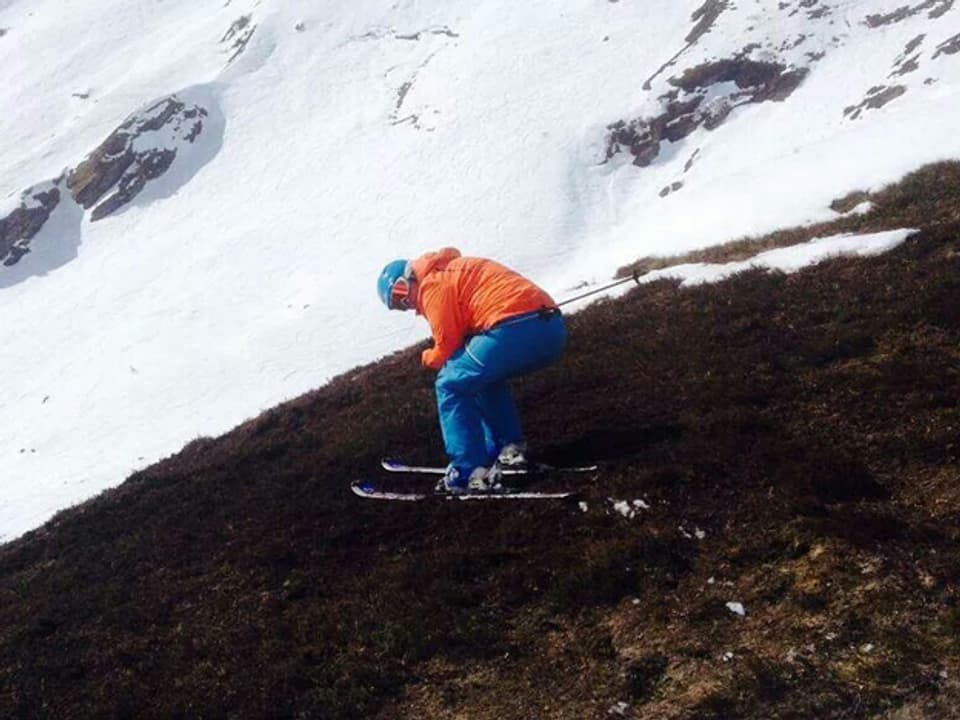 Mary Fischli auf Ski im Gras