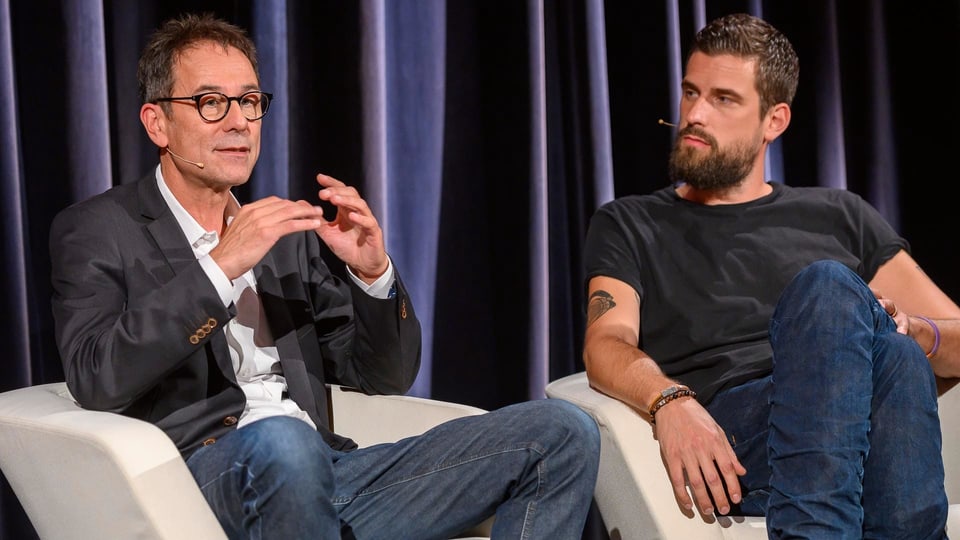 Tristan Brenn (Chefredaktor TV) und Manuel Thalmann (Bereichsleiter Jugend) bringen die Sicht von SRF ein.