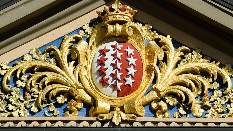 Wappen an einem Gebäude