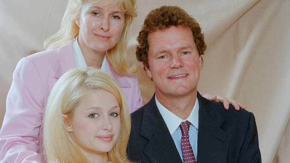 Paris Hilton neben ihren Eltern, Kathy und Richard Hilton. Sie ist 15 Jahre alt.