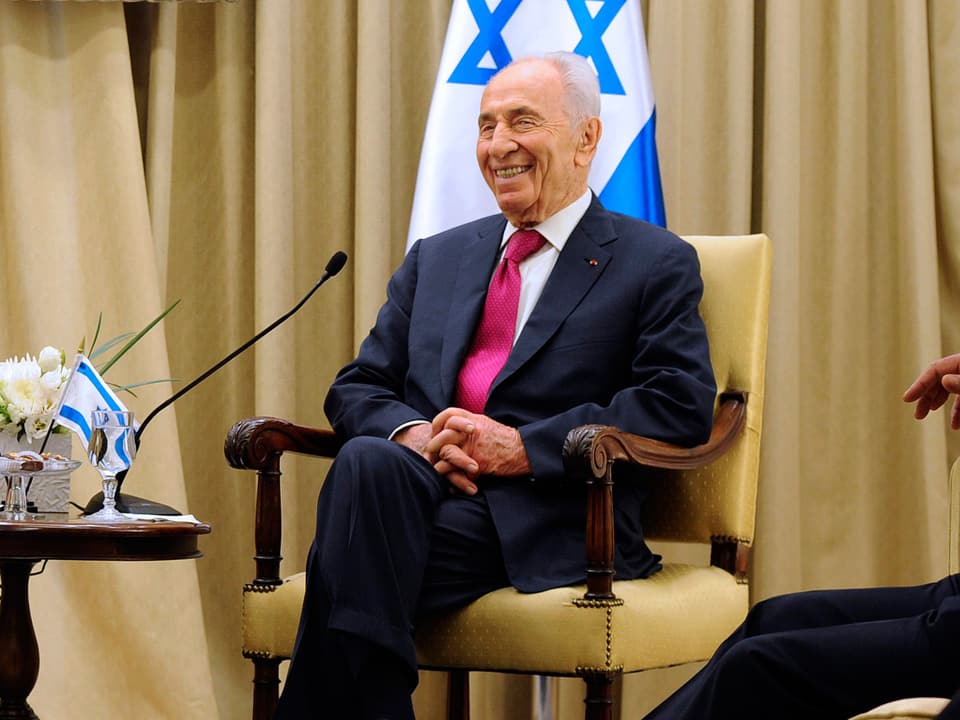 Peres lachend