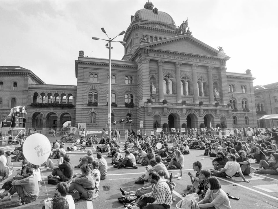 Eine Demonstration 'Atomkraft ausläuten' fuer die Stillegung des Atomkraftwerks Muehleberg in Bern am 20. September 1992.