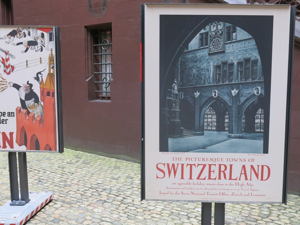 Ein Plakat zeigt den Innenhof des Basler Rathauses.