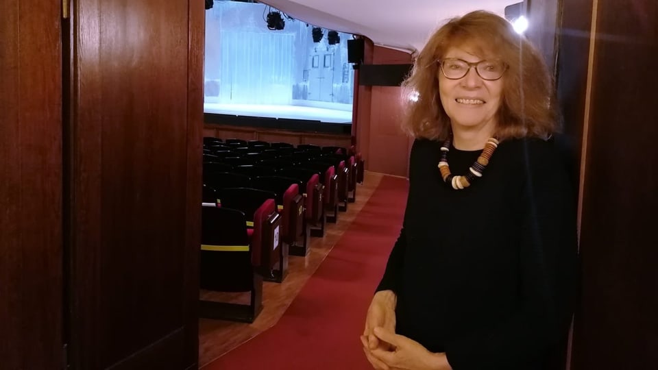 Eine Frau im Theater