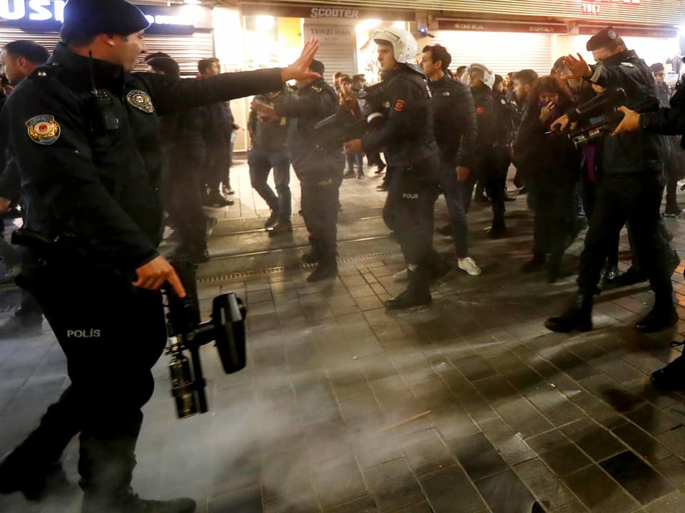 Polizisten gehen in Istanbul gegen Demonstranten vor.