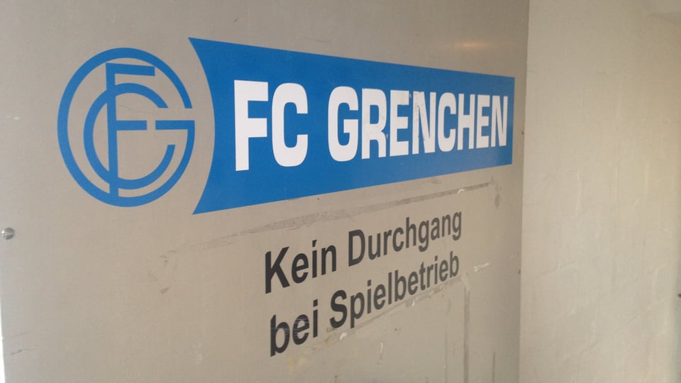 Schild mit Beschriftung FC Grenchen Kein Durchgang bei Spielbetrieb.