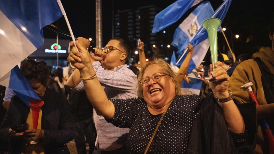 Jubelnde Menschen mit Flaggen Guatemalas